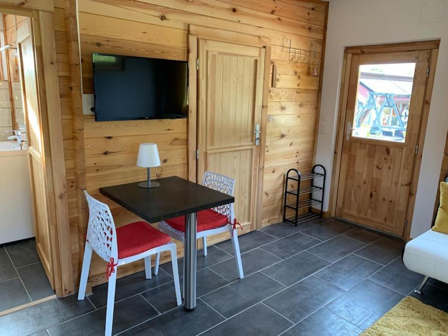 Chalet 2 Personnes Avec Jacuzzi Et Piscine Saisonniere Partagee Corcieux Exterior foto