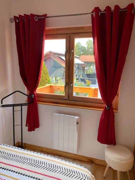 Chalet 2 Personnes Avec Jacuzzi Et Piscine Saisonniere Partagee Corcieux Exterior foto