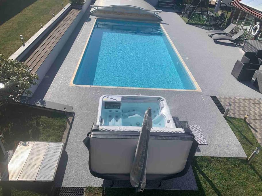 Chalet 2 Personnes Avec Jacuzzi Et Piscine Saisonniere Partagee Corcieux Exterior foto